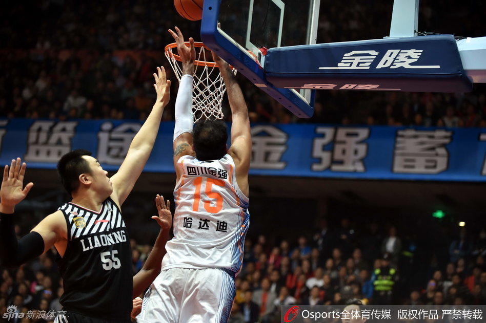 张春军犹如穿花蝴蝶，在辽宁队严密合围的防线中觅得一丝空隙，以一记写意的转身挑篮，让篮球乖巧地落入网窝，留下防守者原地驻足惊叹。