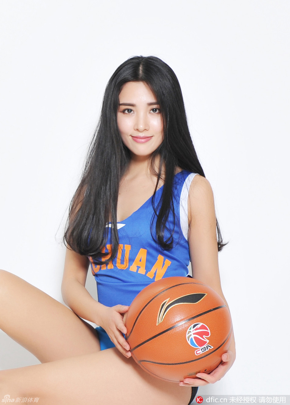 夺冠之夜，篮球宝贝们换上特制的金色短裙，在漫天飘落的金色彩带中手拉手向球迷鞠躬致意，修长笔直的双腿在聚光灯下闪耀着健康的光泽，她们的笑容比奖杯还要灿烂