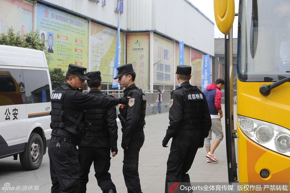 四川队神射手孟达神情专注地运球通过半场，面对辽宁队的严密防守，他眼中闪烁着对总冠军无限的渴望与坚定。