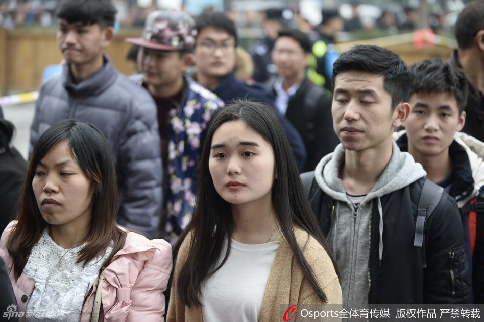 夜色已深，但售票窗口的灯光依旧明亮，它像一座灯塔，吸引着无数飞蛾般扑火的球迷。窗口内的售票人员忙碌不停，窗口外是一双双渴望递进钞票、拿到球票的手。