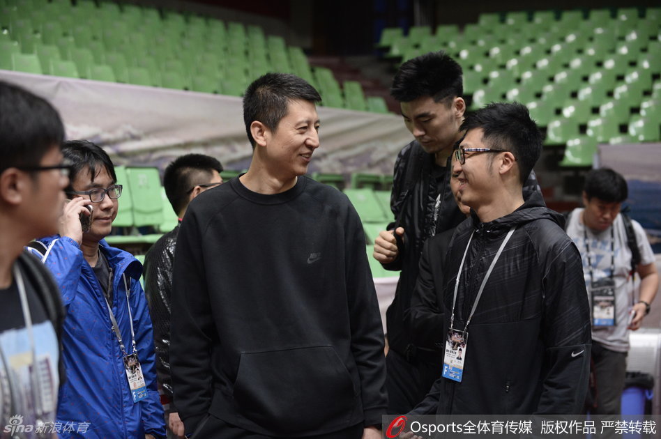 韩德君在内线挥汗如雨地进行背身单打训练，他用力量对抗着防守人，展现出内线支柱的强硬。杨鸣则在侧翼进行着运球练习，动作依然潇洒，他用坚持诠释着老将的担当。