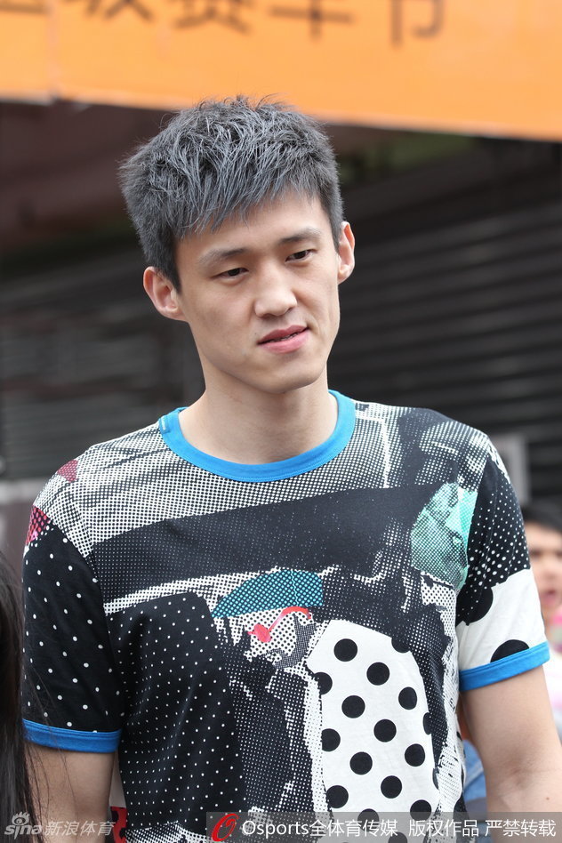 周鹏顶着一头时尚的奶奶灰发色，俊俏侧脸在阳光下显得格外有型