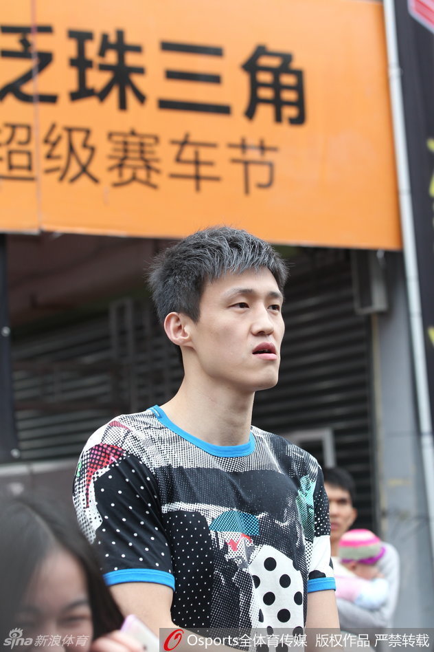 活动尾声，周鹏与热情的车迷朋友们一同合影，记录下这难忘的赛车日