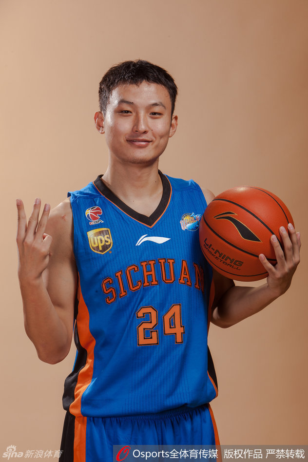 王汝恒面露灿烂笑容，这是属于胜利者的喜悦，他用完美的表现证明了自己，也帮助球队创造了历史。