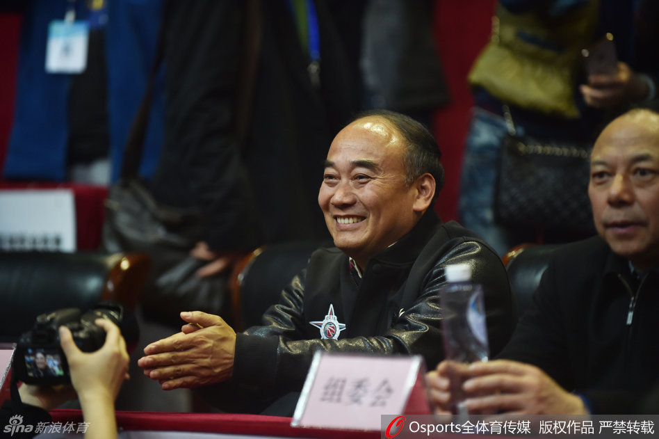 夺冠后的颁奖典礼上，四川队全体成员簇拥着金光闪闪的至尊鼎。队员们兴奋地伸出手触摸奖杯，五彩的纸屑从天而降，每一张面孔都洋溢着梦想成真的光彩，这一刻属于四川篮球的每一个奋斗者。