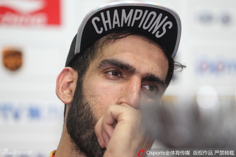 主教练杨学增在场边振臂高呼，与球员们开心庆祝每一个得分，他的激情感染着场上每一个人。