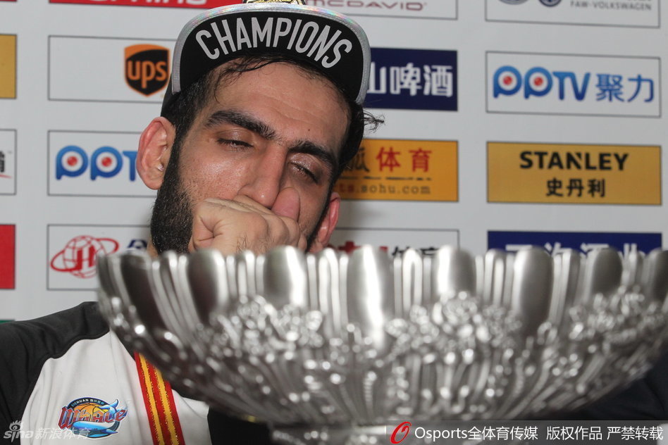 四川男篮全体成员在领奖台上开心庆祝夺冠，队员们手舞足蹈，共同宣告：四川是冠军！