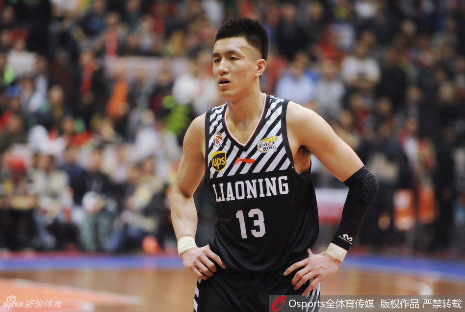 低落的辽宁球员们围拢在一起，眼神空洞地望向球场，沉默笼罩着每一个人，那种深入骨髓的失落感让他们与场内的喧嚣彻底隔绝。