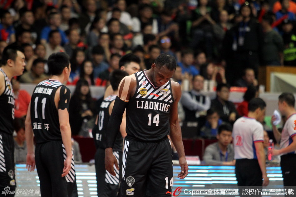 哈德森无奈地挠着头，眼神迷茫地看着远方，队友的低迷和对手的强硬让他陷入了深深的无助，曾经的大心脏此刻也难以跳动出胜利的节奏。