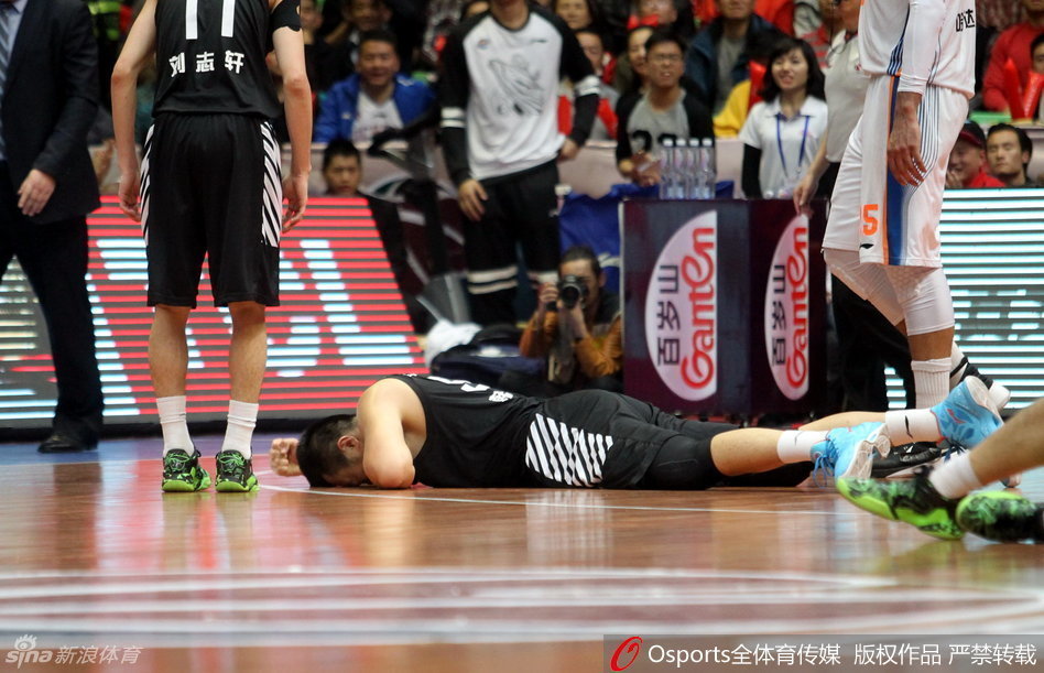 哈德森低垂着脑袋，神情恍惚，在对手的严密包夹下，他往日犀利的突破变得迟滞，眼神中充满了对比赛局势的无奈与困惑。