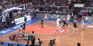 辽宁队老将杨鸣在被邓特蒙封盖后没有气馁，随后他迅速调整，在防守反击中成功摆脱邓特蒙的纠缠，如利刃般直插四川队腹地，最终稳稳上篮得分，展现了这位球队灵魂人物的坚韧与执着。