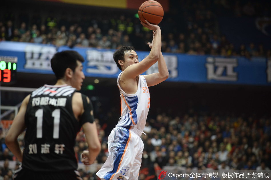 伊朗中锋哈达迪在开局阶段手感火热，面对韩德君的防守连续利用身高和柔和的手感投篮命中，几乎以一己之力包办了球队的前8分，展现了亚洲顶级内线的统治力。
