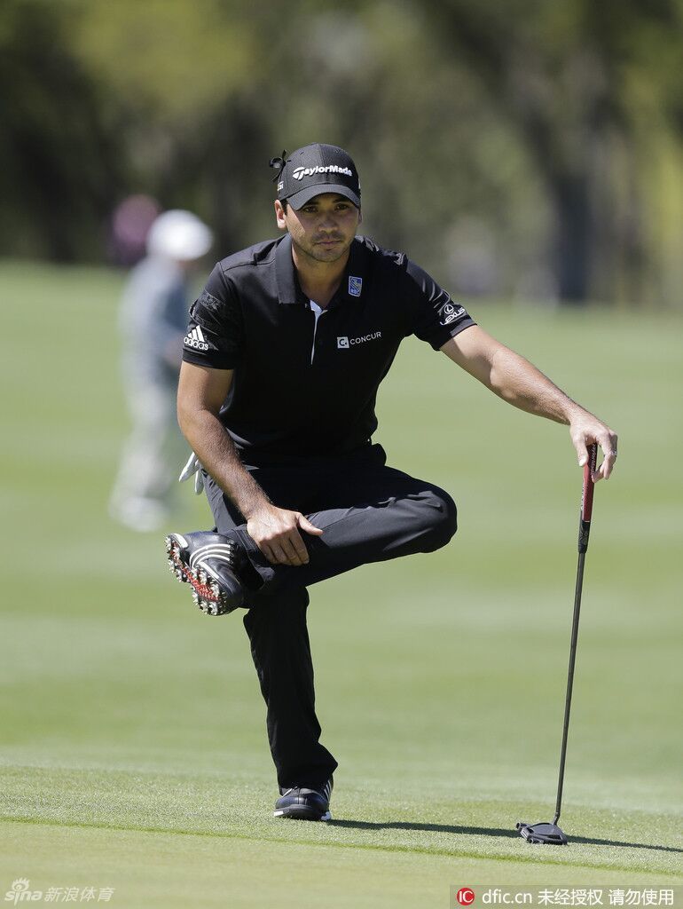 简森·戴伊屏息凝神,等待关键推杆,专注的眼神仿佛已将周遭世界隔绝。