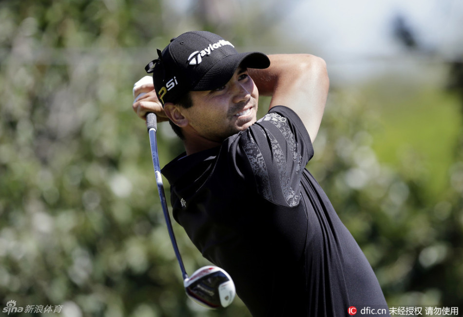 简森·戴伊完成一次大力开球后流畅收杆,身体力量完全释放,姿态充满动感与霸气。