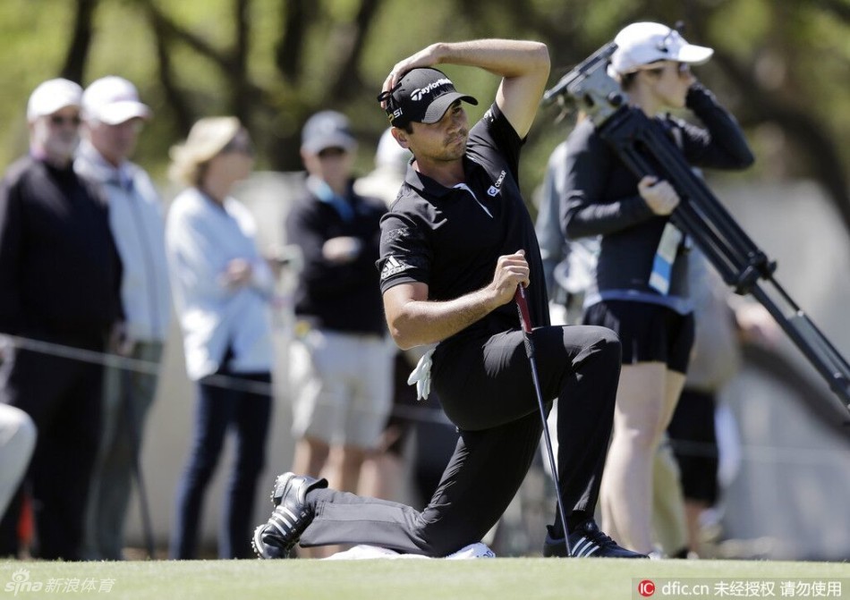 埃米利亚诺·格里洛在果岭上沉稳推杆,动作干净利落,专注力全然凝聚于球与洞杯之间的短短路径。