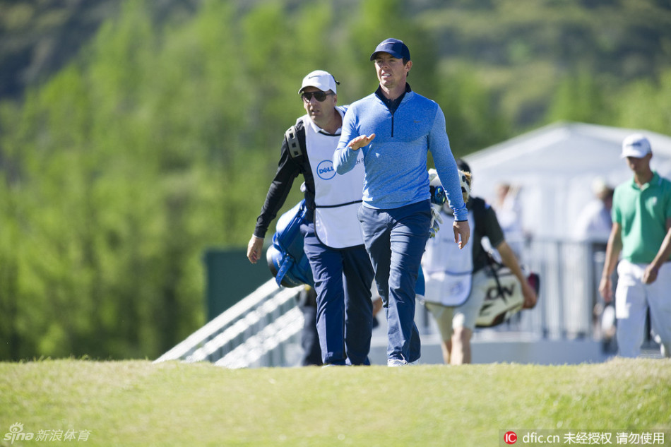 菲尔·米克尔森在果岭边躬身查看球线,目光如炬,试图解读草纹的每一丝微妙起伏,寻求制胜一击的路径。