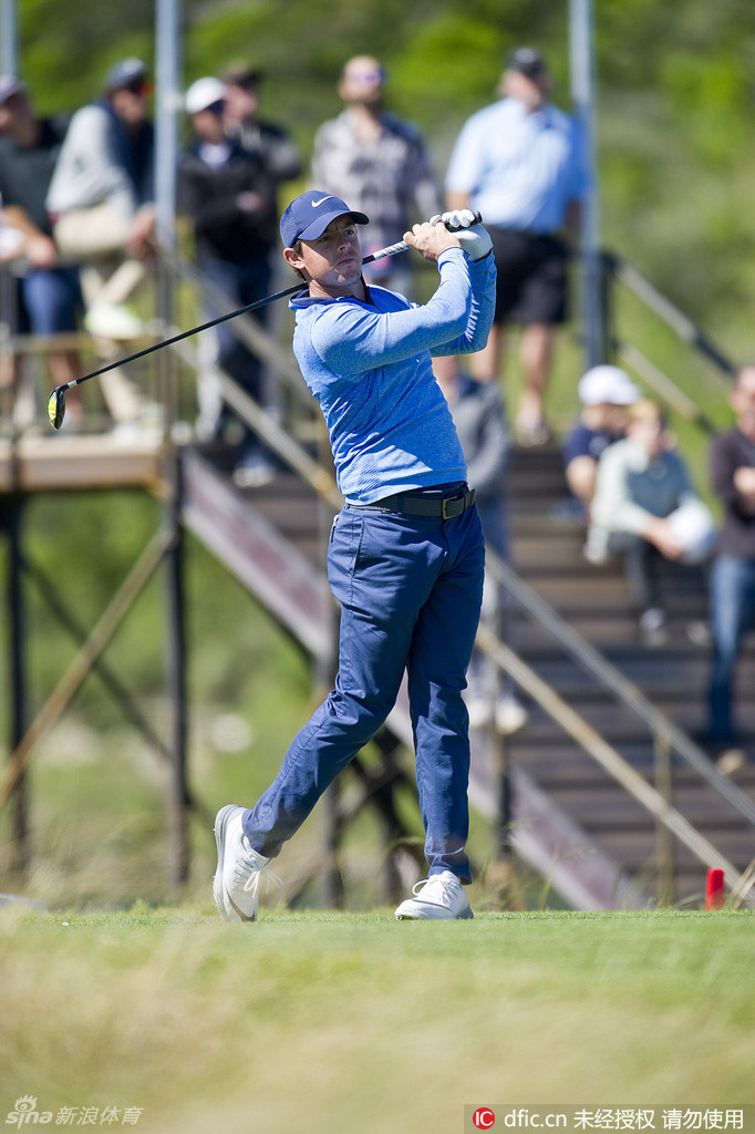 帕特里克·瑞德挥杆击球后从容收杆,动作一气呵成,展现出扎实的技术功底与稳定的心态。