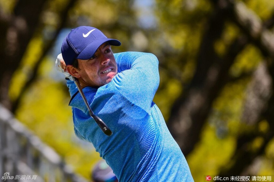 巴巴·沃森在发球台静候开球,神情放松却难掩锋芒,仿佛正在脑中预演下一刻石破天惊的一击。