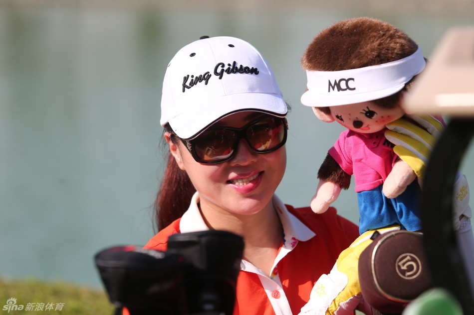 张连伟在练习场进行长杆击球，挥杆动作完整有力，白色小球在晴空下划出清晰轨迹