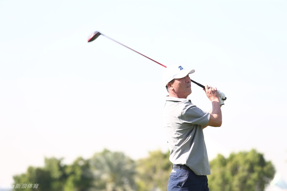 张连伟完成一次漂亮挥杆后的收杆瞬间，动作稳定而优雅，目光追随球飞行的方向