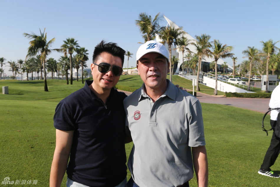 张连伟的球杆上戴着一个造型可爱的卡通杆头套，为严肃的比赛增添了一抹轻松活泼的个人色彩