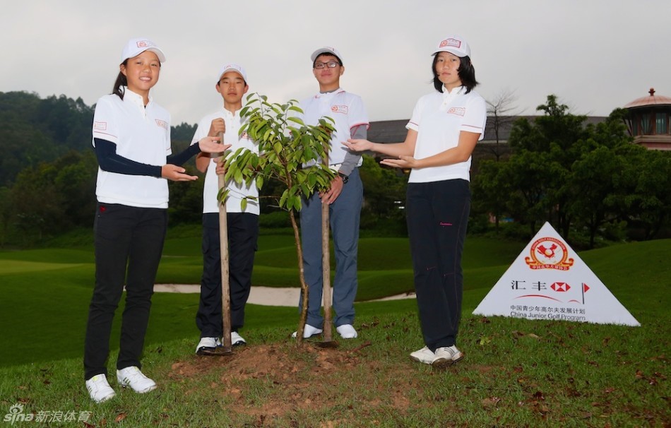 植树活动后，小球员们聚集在一起，手持写有自己名字和寄语的签名牌，对着镜头展露甜美的笑容。