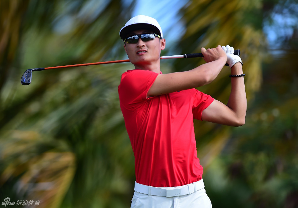 李昊桐完成击球后优雅收杆，目光坚定地望向小球飞行的轨迹，充满对胜利的渴望。