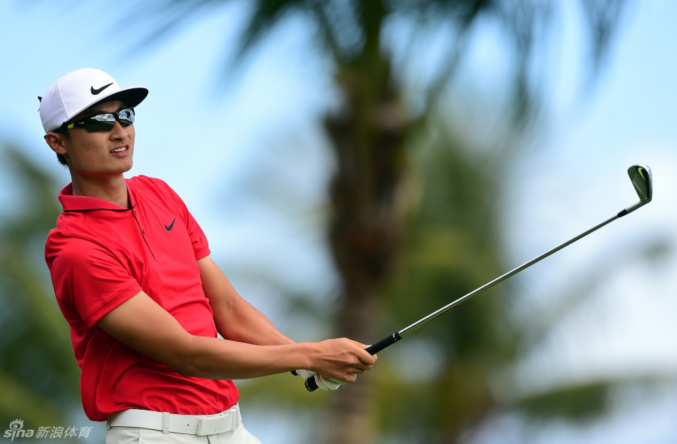 李昊桐在球道上全神贯注地准备击球，身姿沉稳，展现了年轻球员的专注与潜力。