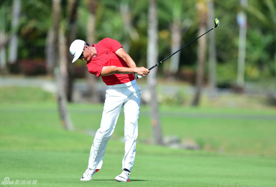 波多黎各本土宠儿坎波斯在比赛中挥杆，神情专注而自信，仿佛承载着家乡所有的期待与骄傲。