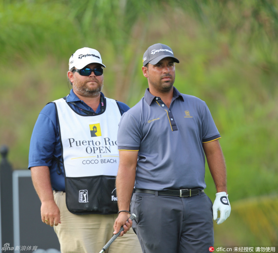 巴拉圭高尔夫旗帜法布里奇奥·赞诺蒂在果岭边观察推杆线路，展现了南美球员特有的细腻与沉稳气质。