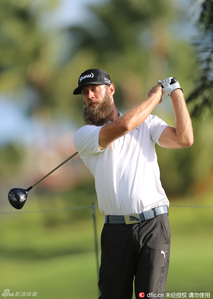 赛事全景，蓝天白云下椰林树影摇曳，可可海滩球场风景如画，选手与观众共同沉浸在高尔夫运动的魅力之中。