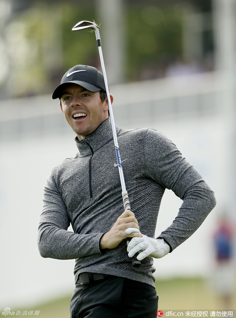 拉法·卡布雷拉·贝洛在果岭上仔细观察线路后,果断推击,小球朝着洞杯稳稳滚去,他的专注神情仿佛凝固了时间。