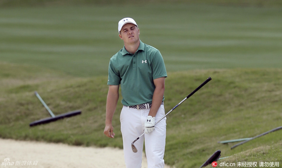 简森·戴伊在奥古斯塔的果岭上凝神准备推杆,他的眼神聚焦在小白球上,仿佛在衡量着与冠军之间最后的距离。
