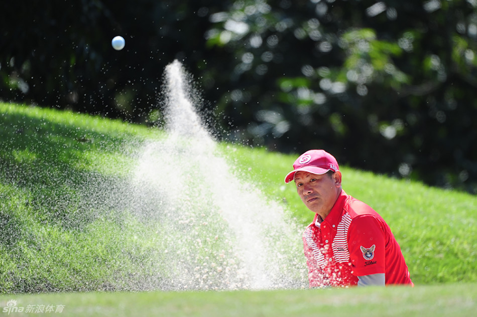 球员在球道上流畅挥杆击球，身体姿态协调而稳定，展现了高尔夫运动的力学之美