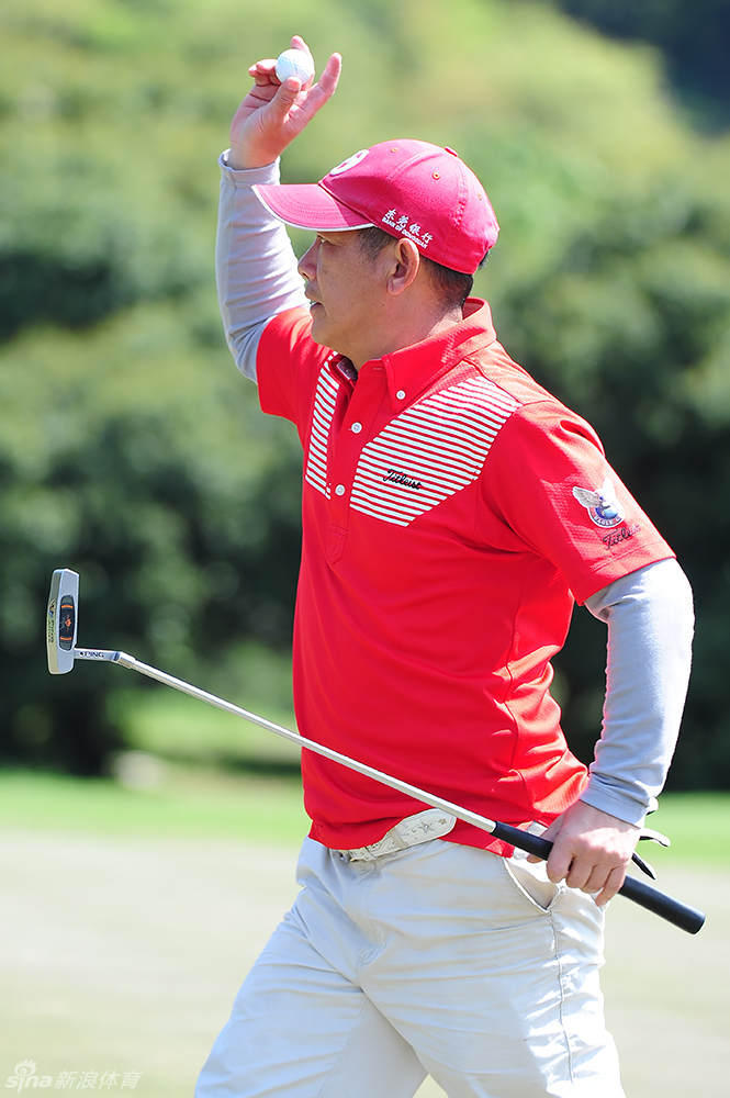 惠州汤泉俱乐部的斋藤胜雄正与球童低声商议，两人神情专注，仿佛在制定一场微型战役的精密计划