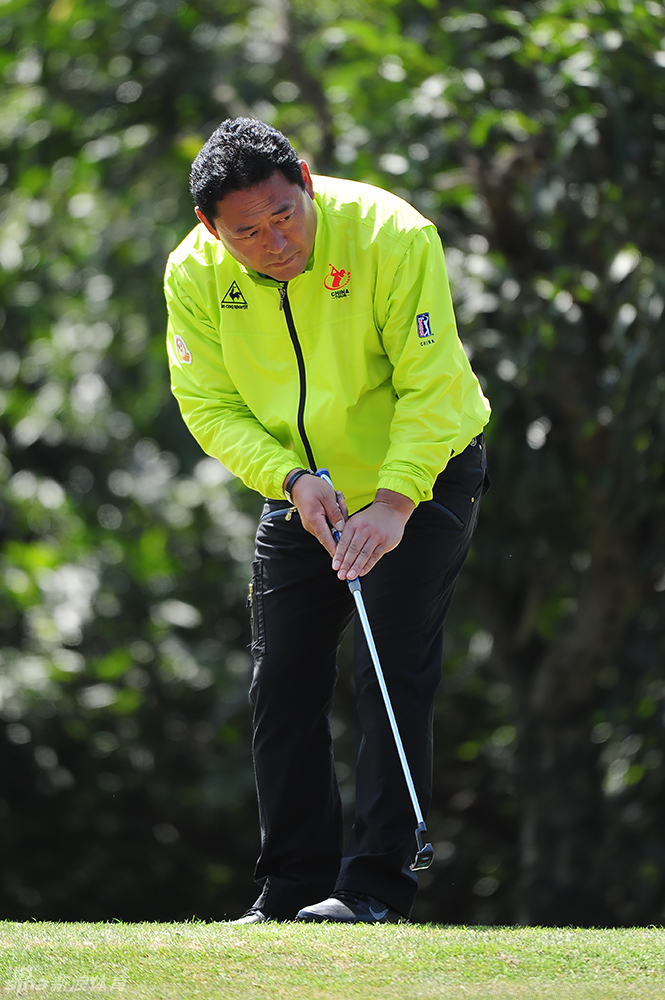 漂亮的报分员手持记分板，面容亲切专注，她是连接比赛与观众的重要桥梁