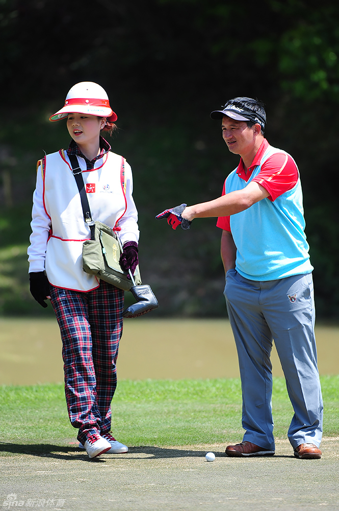 一位戴着炫酷墨镜的球员站在发球台，嘴角上扬露出灿烂笑容，洋溢着自信与享受比赛的快乐