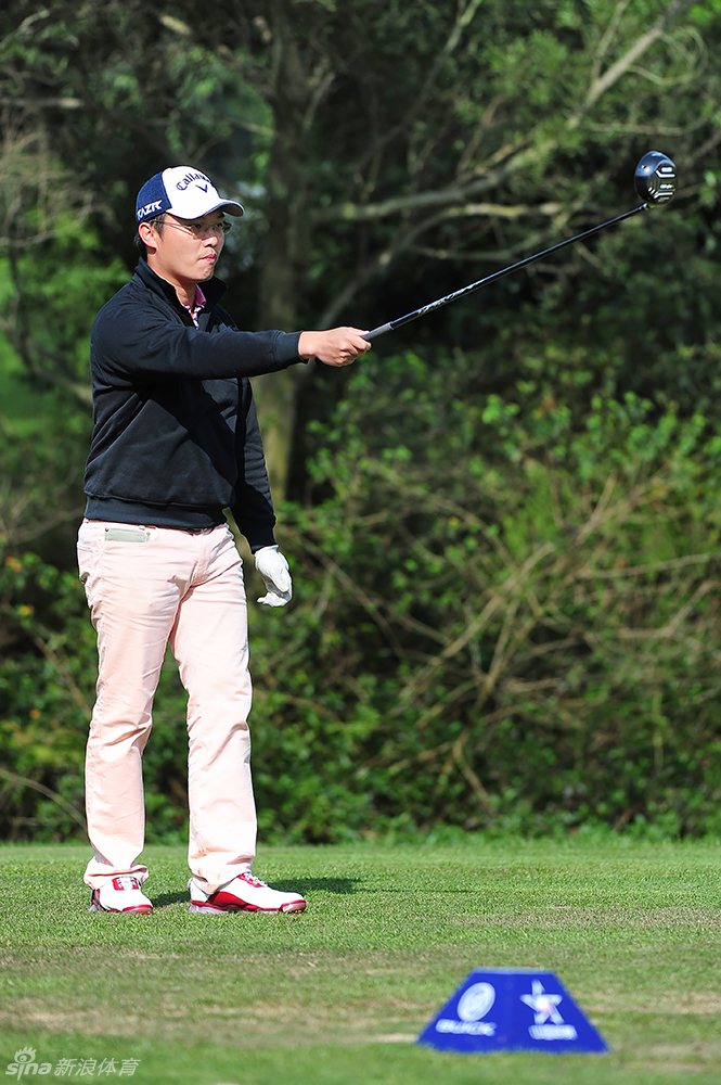 东莞老鹰队队员在球道上从容挥杆，白色的球杆在空中划出优雅弧线，充满力量与自信