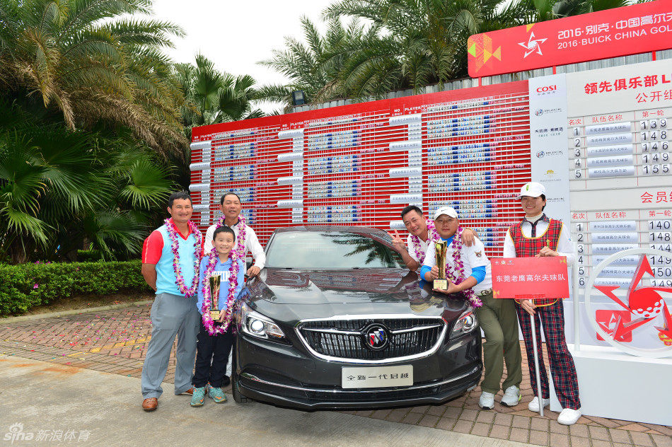 球员完成切杆后，手搭凉棚眺望小球飞向果岭的落点，眼神中充满期待