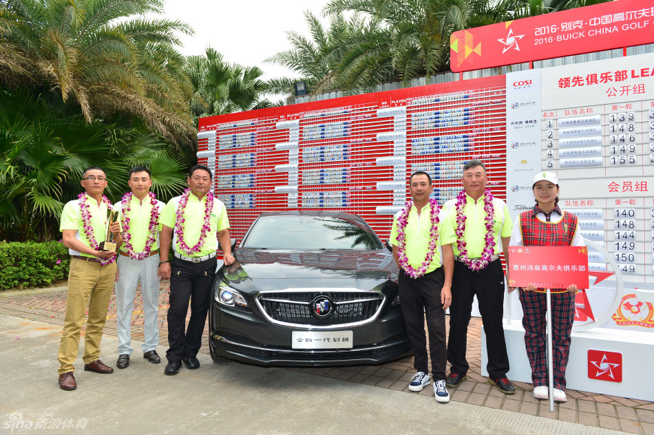 一位球员正从果岭旁的沙坑中救球，杆头击起一片细沙，小球应声飞出困境，画面动感十足