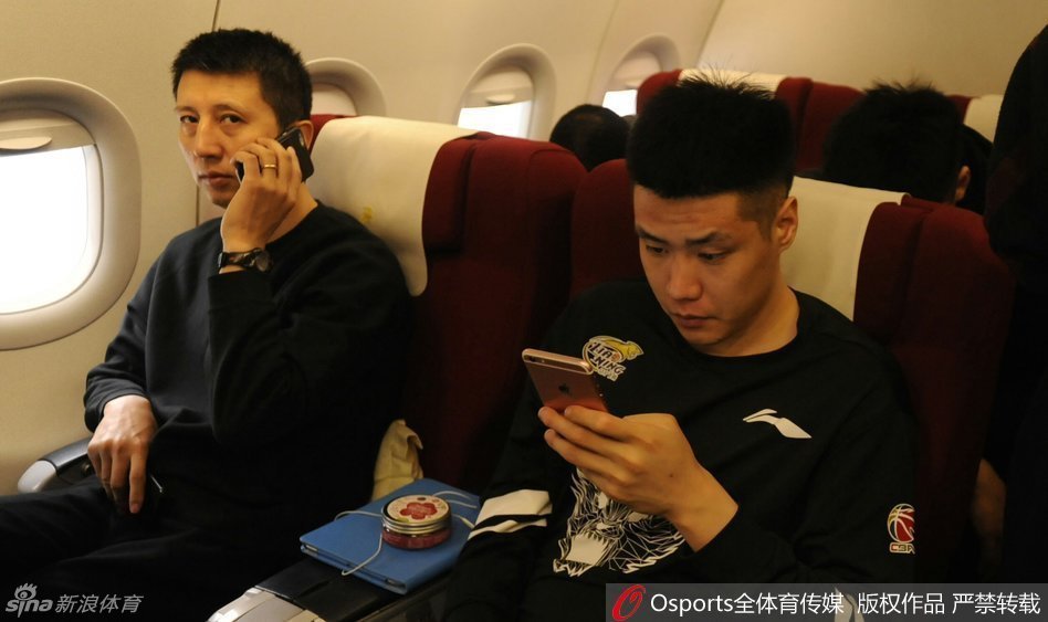 主教练郭士强神色严峻地走出到达通道，铁青的面庞上写满不甘与疲惫，面对接机的家乡媒体和球迷，他紧抿嘴唇一言不发，眼神中透露出对总决赛进程的无奈与自责。