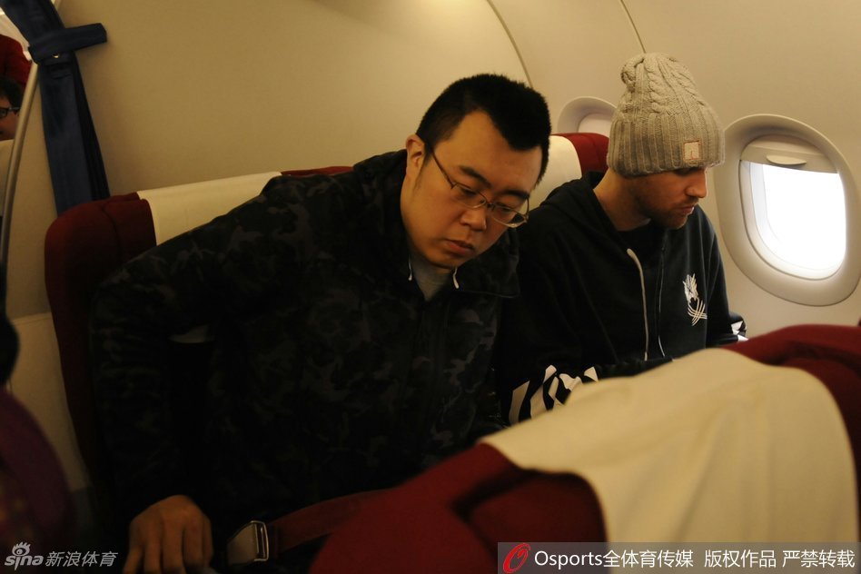 中锋韩德君面无表情地拖着行李箱走在队伍中，高大的身影显得格外孤独，这位在总决赛内线拼尽全力与哈达迪肉搏的硬汉，此刻眼中空茫，仿佛还沉浸在最后时刻的遗憾之中。