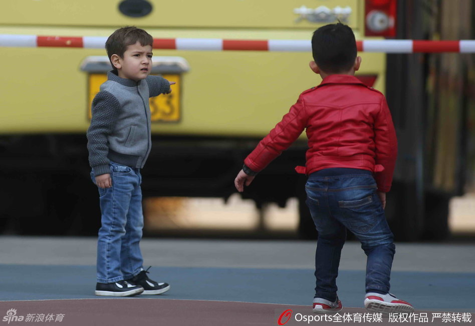 绿茵场边，阳光洒在孔卡爱子本杰明稚嫩的脸庞上，他与孙祥家的小朋友无忧无虑地追逐嬉戏，纯真的笑容仿佛能融化一切