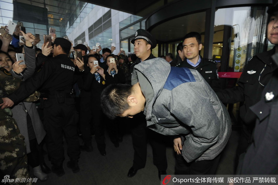 贺天举手缠白色绷带清晰可见，他低头缓步前行，虽然神情间难掩失落，但身旁队友的陪伴和现场球迷的呐喊，让他这次伤心的旅程变得不再孤单。