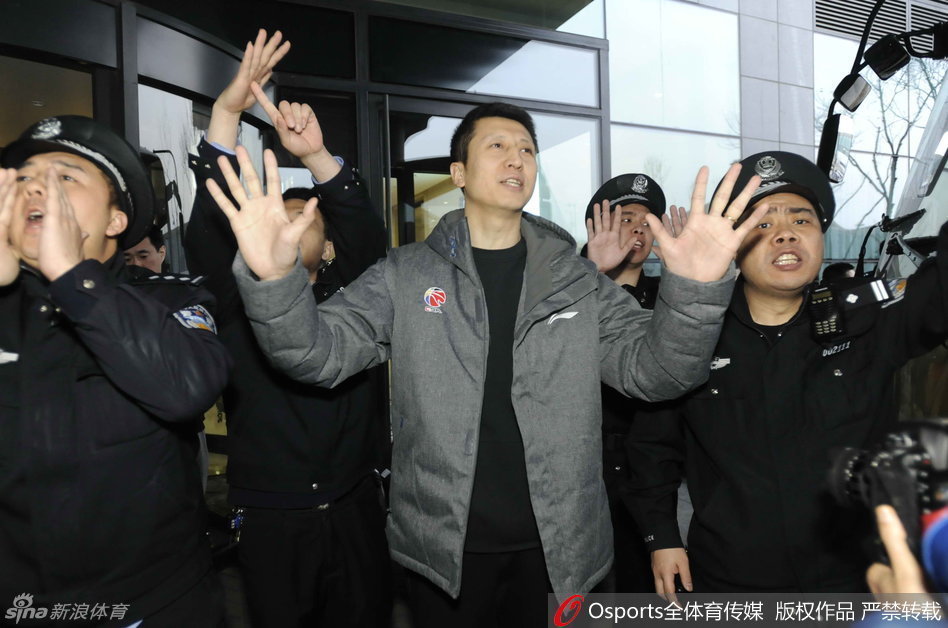 主帅郭士强在人群中深深鞠躬，表情凝重且充满感激，他用这无声的肢体语言，向家乡父老连日来的支持与理解致以最诚挚的谢意，身旁的球迷纷纷举起手机记录下这感人的一刻。