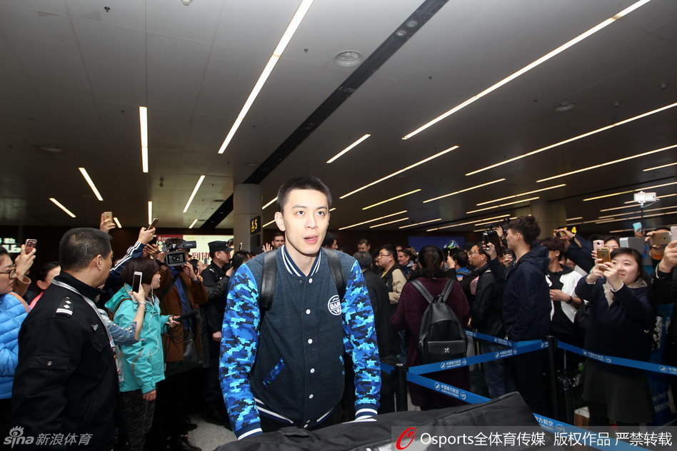 一条巨大的黄色条幅在人群中高高举起，上面写着“无论成败 与辽同在”八个大字，这简单的口号凝聚了球迷对球队最深情的告白，也成为了当天接机最真实的写照。