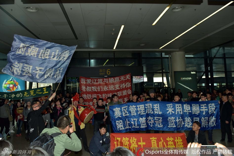 暮色降临，喧嚣过后的机场大厅渐渐恢复平静，但散去的球迷心中那团对主队热爱、对公平渴望的火焰，却从未熄灭，反而燃烧得更加炽烈。