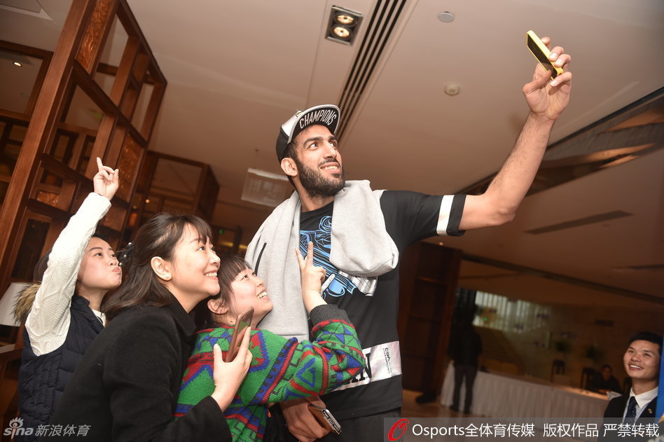 哈达迪弯下腰，伸出巨大的手掌与一位年仅几岁的小球迷击掌，小球迷仰望着这位冠军中锋，眼神中满是崇拜，这一刻篮球的梦想在无声中传递。