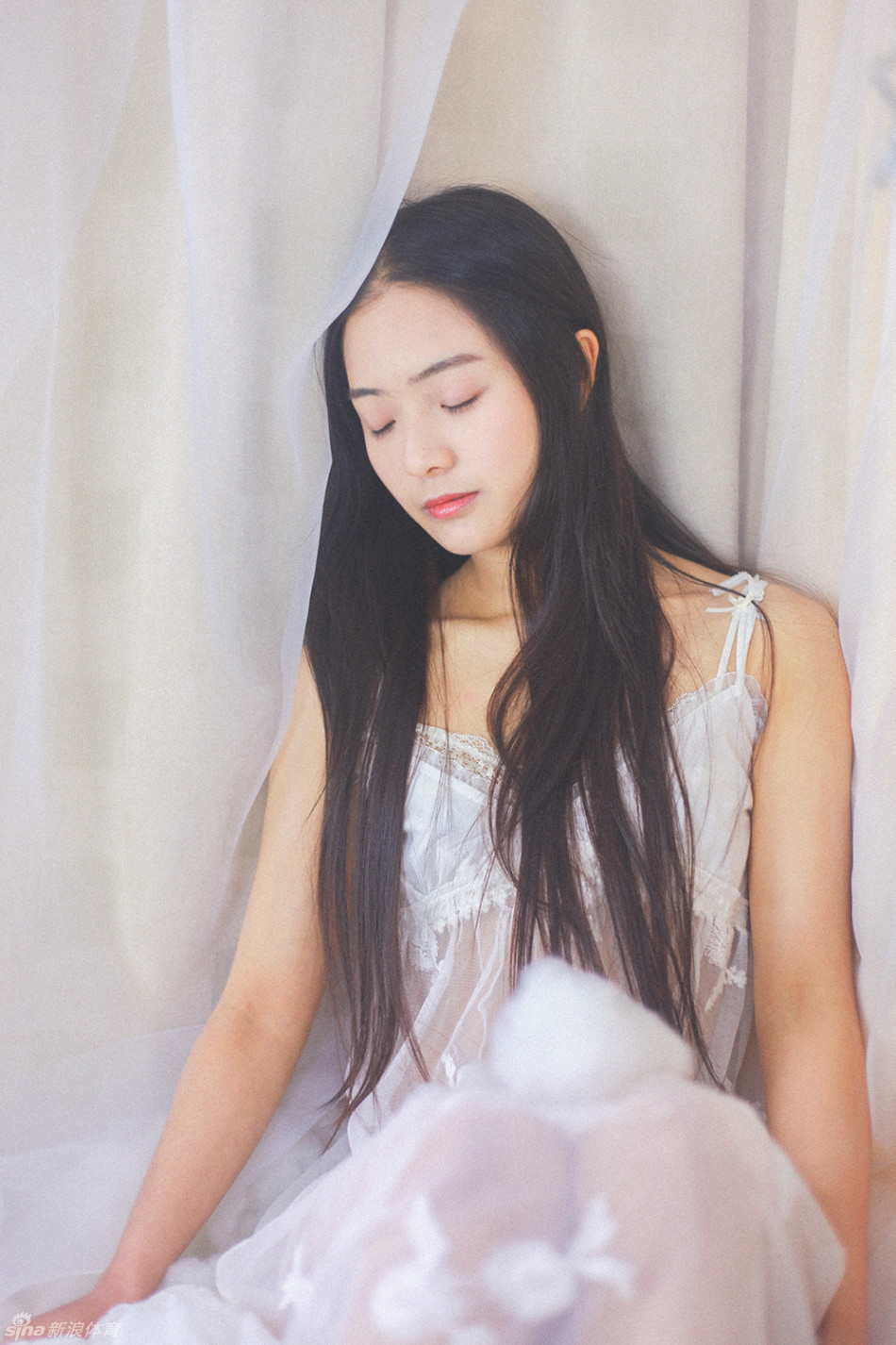 一袭银灰色薄纱长裙曳地，女子侧身回眸，裙摆在光线下泛着珠母贝般的细腻光泽，双腿轮廓在纱雾中若隐若现，宛如月光织就的幻影