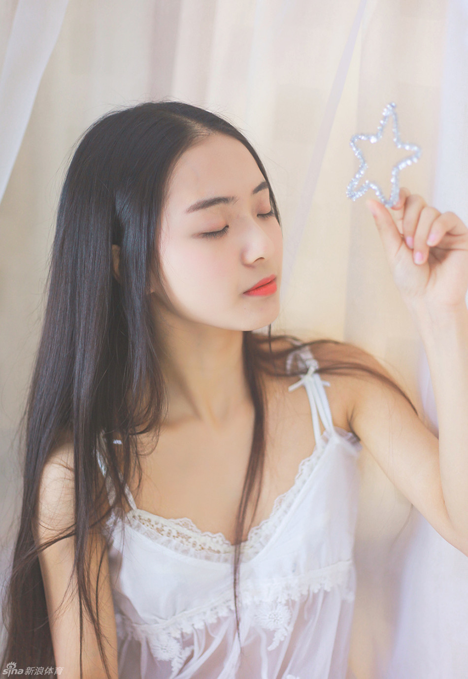 女子怀抱一只慵懒的猫咪，唇角扬起温柔浅笑，轻纱裙摆与猫咪柔软的毛发相映成趣，眼神里盛满无尽的宠溺与安宁